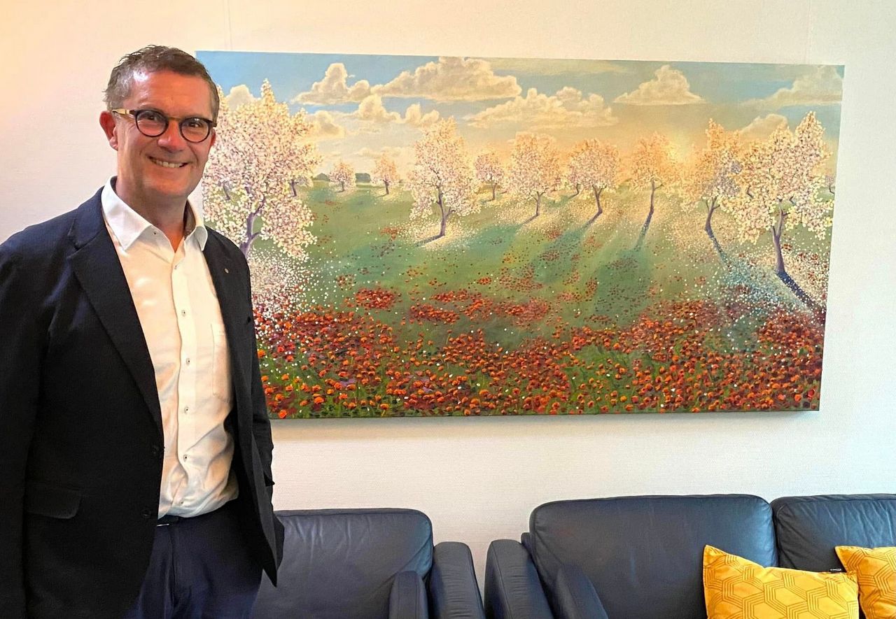 Ingo Leth voor het schilderij